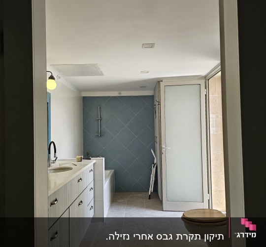 חדר אמבטיה עם כיור, אמבטיה ושירותים